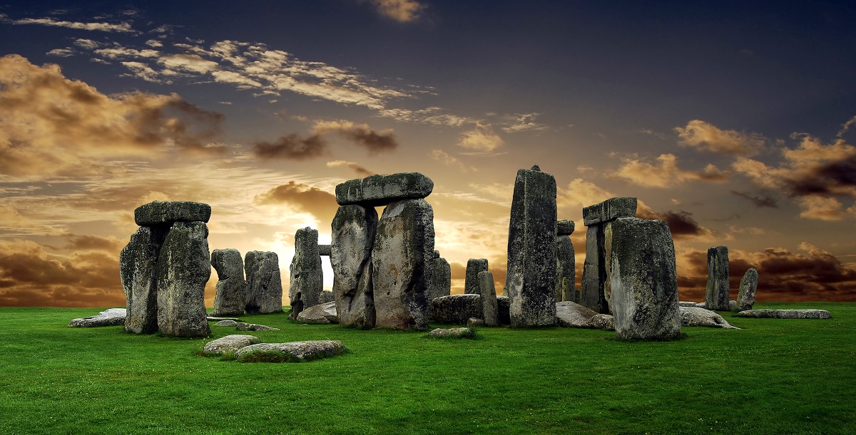 tour inside stonehenge