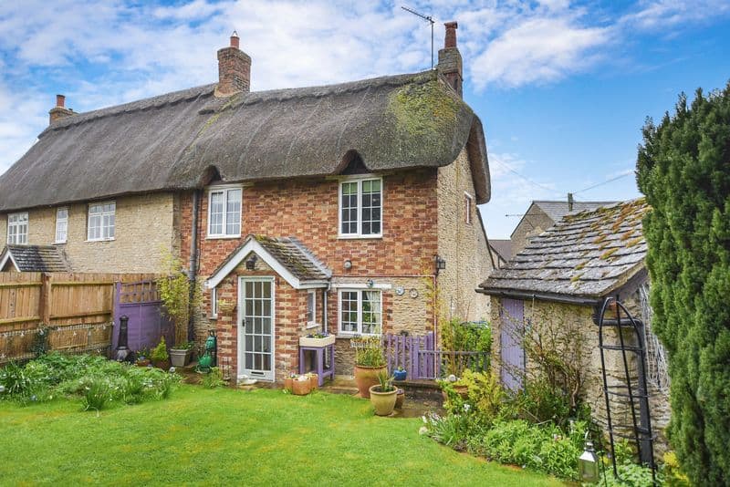 Thatched roof cottage in Wendlebury